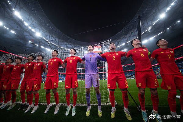 说完，叶辰把脚踩在他的裆前，冷笑道：萧董事长，你不是喜欢玩女人吗？从现在起，你可以彻底和女人说拜拜了。